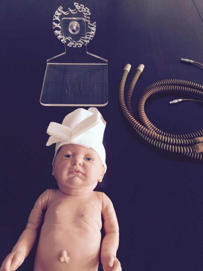 Chapeau élastique nouveau-né de produits jetables de bébé de style de Y avec des tubes de respiration